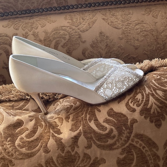 Stuart Weitzman Lace and Satin Peep-toe Pump - Picture 1 of 10